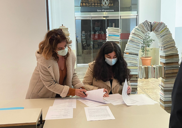 Marisa Vázquez de Agredos y Ester Alba durante la constitución de la asociación en La Nau.